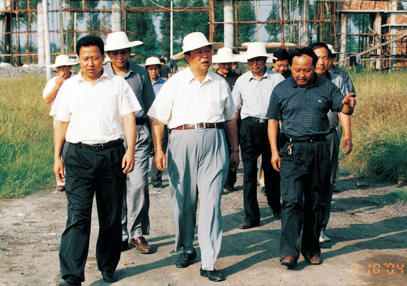 2004年8月10日，省政协主席王生铁在市委书记刘雪荣的陪同下视察聚丙烯工程建设