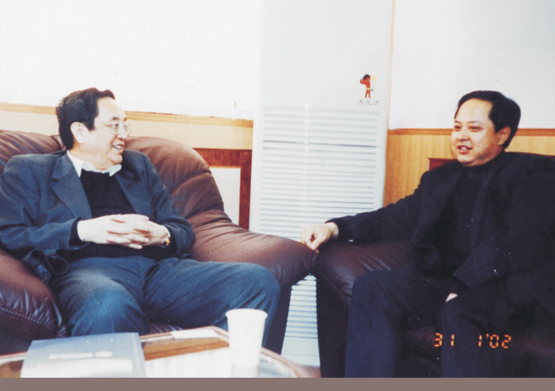2002年1月31日，中央政治局委员、湖北省委书记俞正声在省委办公室亲切接见舒心先生 