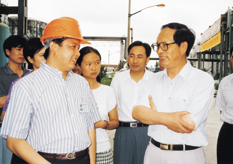 1998年8月1日，湖北省委书记贾志杰在舒心先生的陪同下，对我公司进行了视察